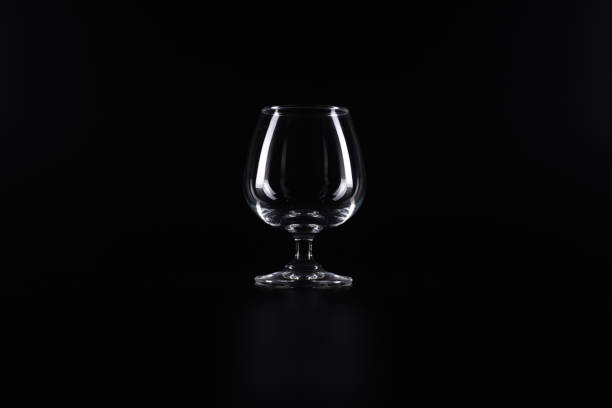 uma taça de vinho em um fundo preto. - champagne flute wine isolated wineglass - fotografias e filmes do acervo