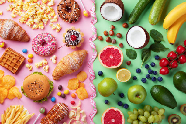 과일과 채소, 패스트푸드, 과자, 페이스트리 탑 뷰의 건강하고 건강에 해로운 음식 배경. 칼로리와 과체중 라이프 스타일 개념에 대한 다이어트와 해독. - sugar 뉴스 사진 이미지