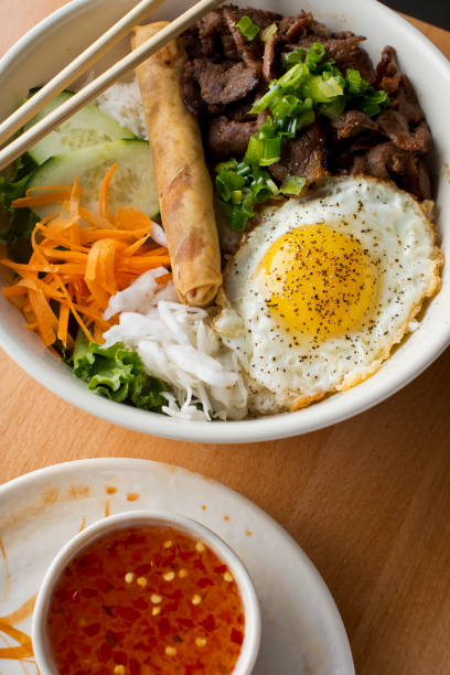 Pad Thai, ramen noodles, or pho soup. Classic Japanese Vietnamese or Thai cuisine favorite. Variety of soups made w/ beef broths, rice noodles, pork, chicken, tofu, scallions, mushrooms, cilantro, peanuts, bean sprouts, eggs, peanut & chili pepper sauce. pad thai, fideos ramen, o sopa pho. clásico japonés vietnamita o tailandés favorito. variedad de sopas hechas con caldos de ternera, fideos de arroz, cerdo, pollo, tofu, cebolletas, champiñones, cilantro, cacahuetes, brotes de frijol, huevos, salsa de