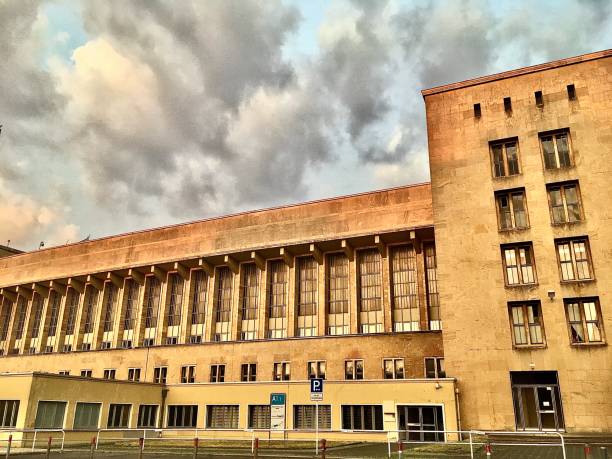 opuszczone lotnisko tempelhof, berlin, niemcy - tempelhof zdjęcia i obrazy z banku zdjęć