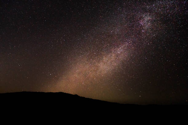 le ciel nocturne avec voie lactée et poussière d’étoiles au-dessus de la montagne noire. - black forest forest sky blue photos et images de collection