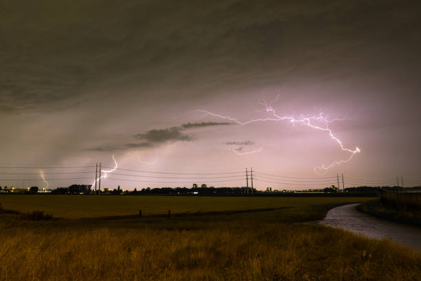 tempestade de raios sobre um campo de trigo à noite - agricultural equipment flash - fotografias e filmes do acervo