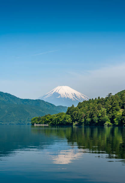lac ashi et mont fuji - dormant volcano photos et images de collection