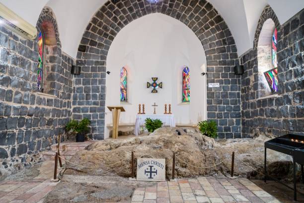 tabgha, israele. la mensa christi nella chiesa del primato di san pietro - primacy foto e immagini stock