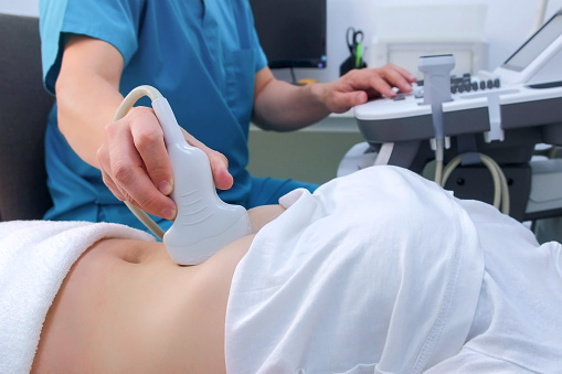 Diagnóstico por ultrasonido del estómago en abdominal a mujer en la clínica, primer plano. photo