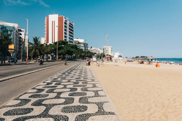 trottoir de plage d’ipanema - ipanema district photos et images de collection
