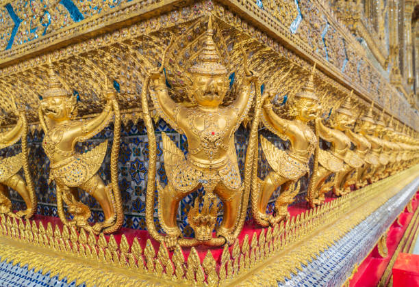 garudas et nagas sur les décorations extérieures du temple wat phra kaew grand palace bangkok thaïlande. - garuda bangkok thailand gold photos et images de collection