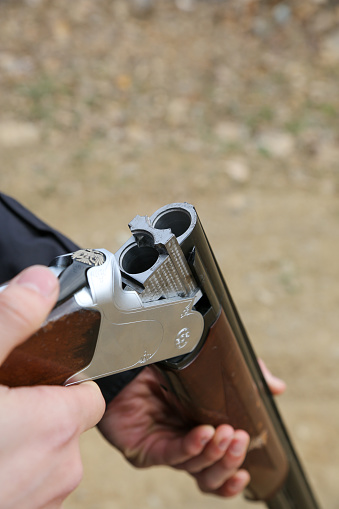 Primer plano de la cámara de rifle superpuesta a punto de ser cargada photo