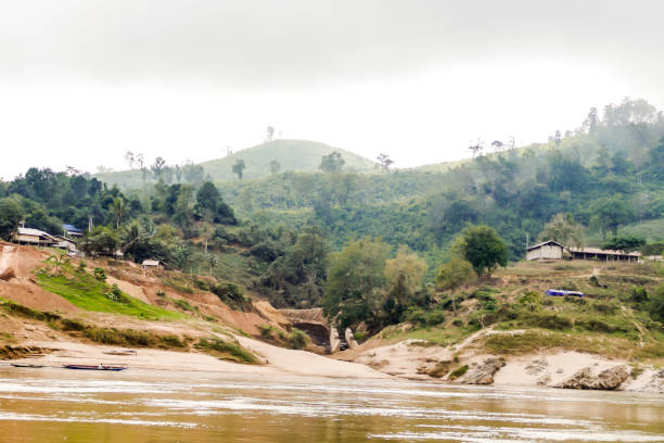 вид на горы и реку, цифровое фото изображение в качестве фона - luang phabang laos thailand mekong river стоковые фото и изображения