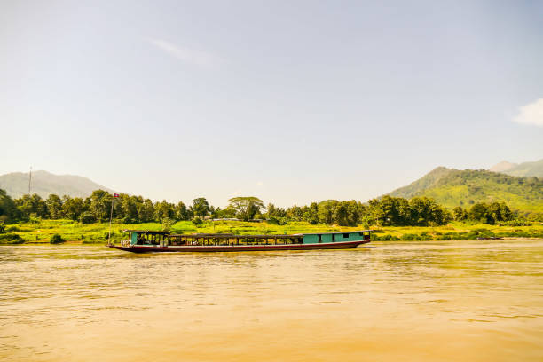 пейзаж с рекой, цифровое фото изображение в качестве фона - luang phabang laos thailand mekong river стоковые фото и изображения