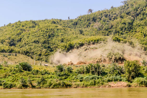 пейзаж с рекой и деревьями, цифровое фото изображение в качестве фона - luang phabang laos thailand mekong river стоковые фото и изображения
