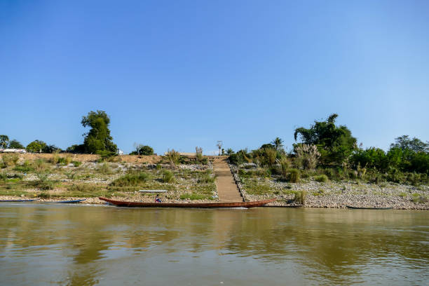 dom na rzece, cyfrowy obraz fotograficzny jako tło - luang phabang laos thailand mekong river zdjęcia i obrazy z banku zdjęć