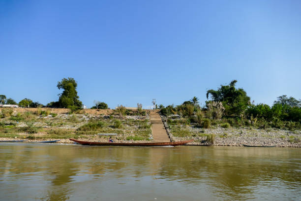 дом на реке, цифровое фото изображение в качестве фона - luang phabang laos thailand mekong river стоковые фото и изображения