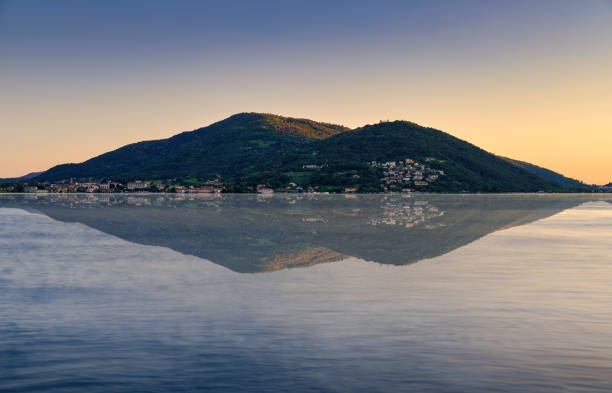 Une vue du Lac d'Annecy avec un ponton. Les hautes montages enneigées. C'est l'hiver.