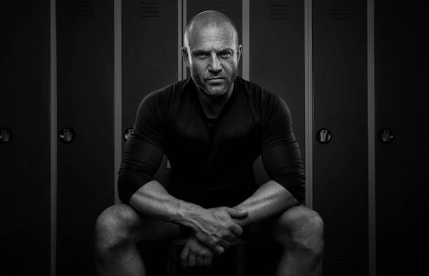 портрет спортивного человека в раздевалке - body building male muscular build posing стоковые фото и изображения