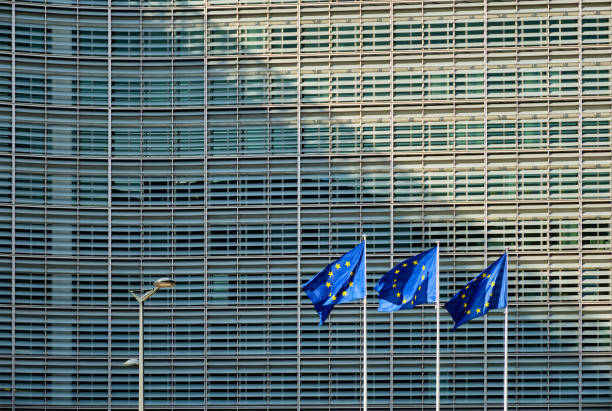 eu-flaggen vor der europäischen kommission - west facade stock-fotos und bilder