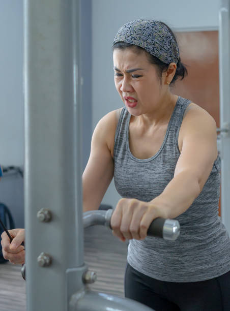 retrato del entrenamiento de gimnasio principiante femenino en el gimnasio - body care asian ethnicity body building toughness fotografías e imágenes de stock