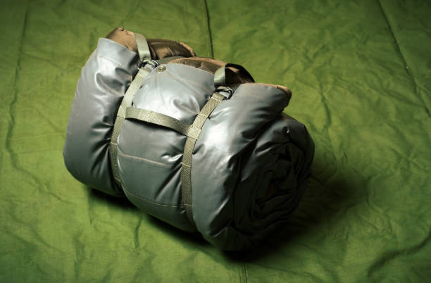 軍用テントに包まれた軍用寝袋 - スリーピングバッグ 写真 ストックフォトと画像