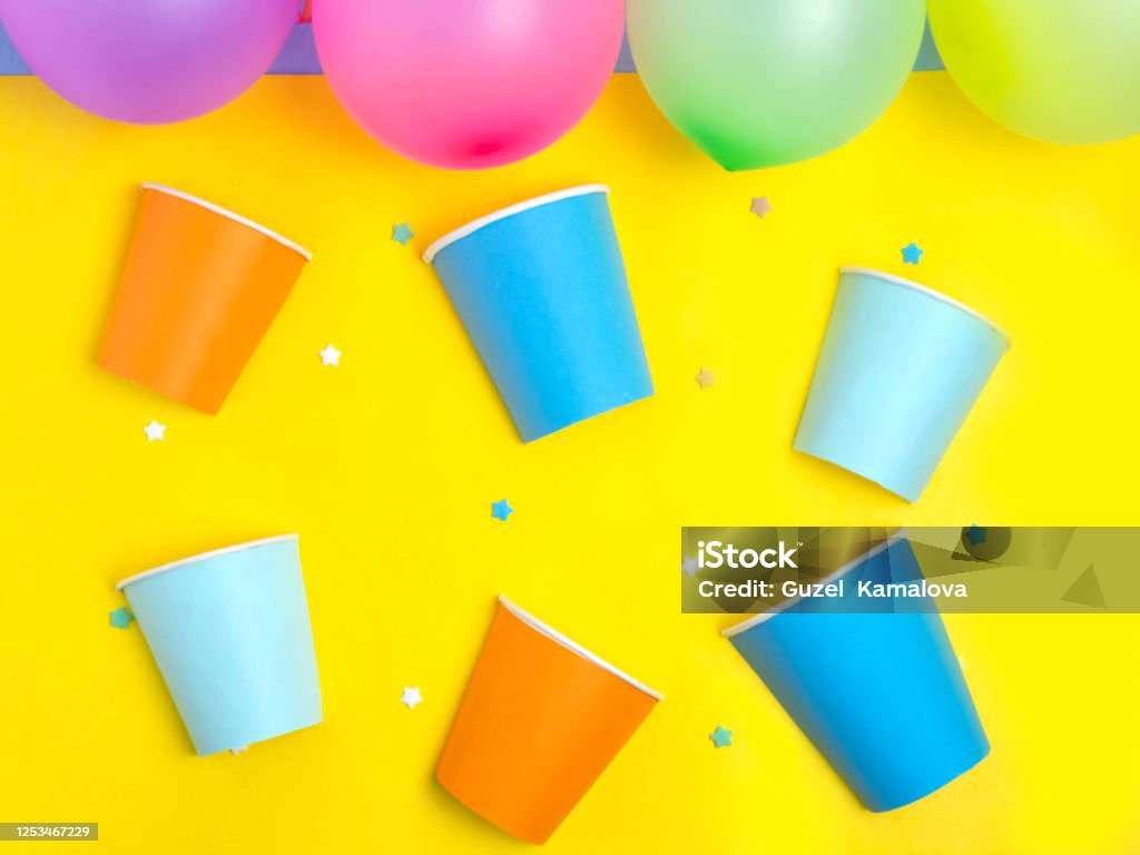 Decoraciones De Cumpleaños Con Globos Cajas De Regalo Flores Tazas De Papel Sobre Un Fondo Amarillo Foto de stock y más banco de imágenes de Acontecimiento - iStock Decoraciones De Cumpleaños Con Globos Cajas De Regalo Flores Tazas De Papel Sobre Un Fondo Amarillo Foto De Stock Y Más Banco De Imágenes De Acontecimiento - Istock