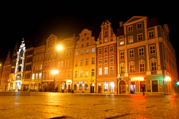 typowe domy na starym mieście we wrocławiu - commercial sign street light illuminated lighting equipment zdjęcia i obrazy z banku zdjęć