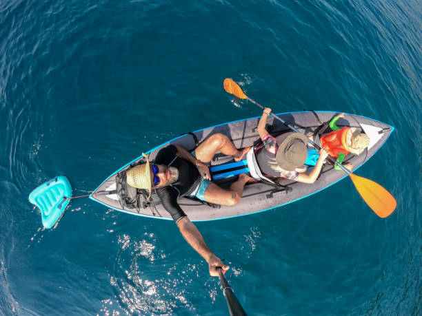 ファミリー シー カヤック トップビュー - family kayaking kayak canoeing ストックフォトと画像