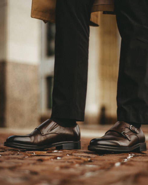 lederschuhe aus nächster nähe - schuhe binden business stock-fotos und bilder