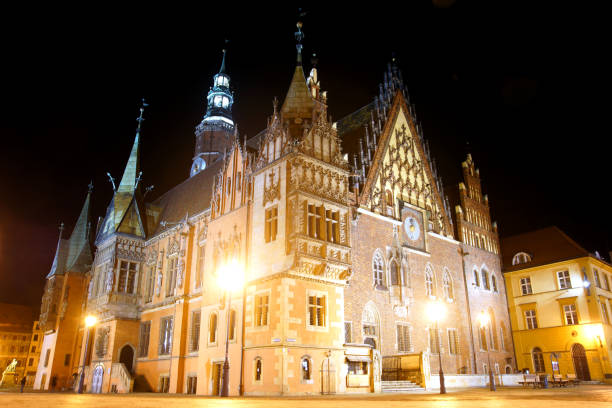 ratusz staromiejski na starym mieście we wrocławiu - commercial sign street light illuminated lighting equipment zdjęcia i obrazy z banku zdjęć