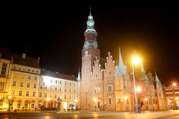 ratusz staromiejski na starym mieście we wrocławiu - commercial sign street light illuminated lighting equipment zdjęcia i obrazy z banku zdjęć