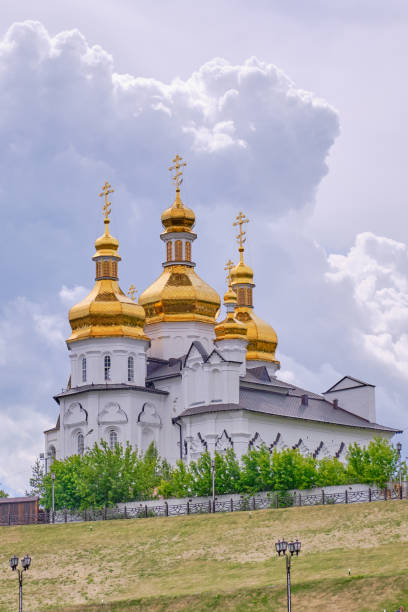 monastero degli uomini della santissima trinità della chiesa ortodossa russa. tyumen, russia. - siberia russia russian orthodox orthodox church foto e immagini stock