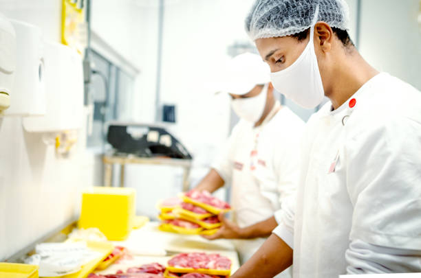 식료품점에서 일하는 정육점, 고기를 자르기 - industry food butcher butchers shop 뉴스 사진 이미지