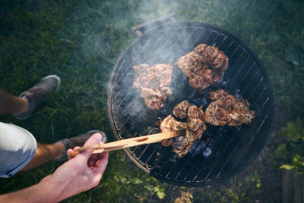 griller la viande de poulet sur le barbecue - white meat grilled barbecue chicken photos et images de collection