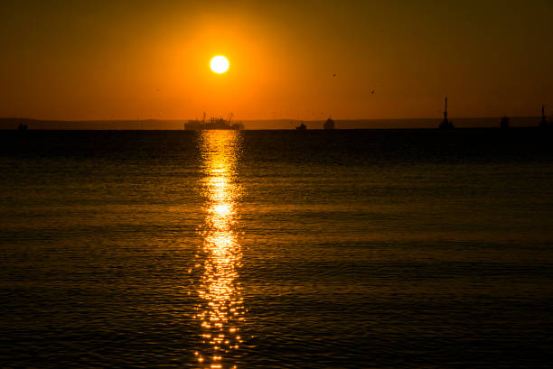 istock Amazing sea sunset 1253499980
