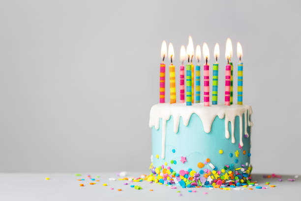 pastel de cumpleaños con glaseado de goteo y velas de colores - birthday fotografías e imágenes de stock
