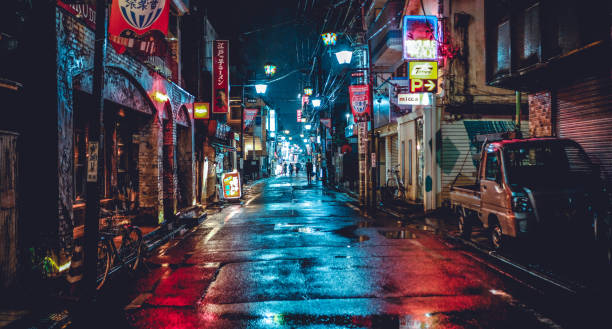 luces de la ciudad mojadas - vida nocturna fotos fotografías e imágenes de stock