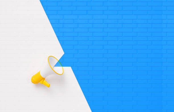 megafono giallo su sfondo parete bianco e blu - announcement message megaphone business communication foto e immagini stock