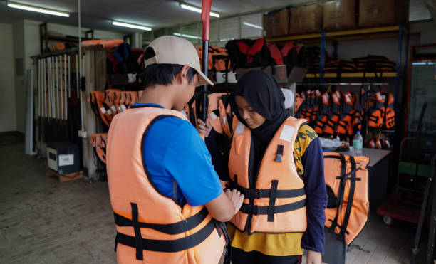 szczęśliwe rodzeństwo z rodziną kajak odkryty jezioro - summer camp child teenager kayak zdjęcia i obrazy z banku zdjęć