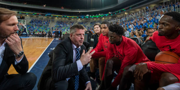 istock Coach giving instructions to basketball team 1253513786