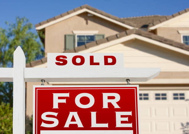 se vende casa en venta firma de bienes raíces y casa - selling fotografías e imágenes de stock