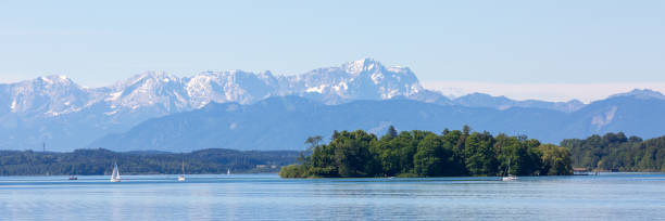 lago starnberg com roseninsel e alpes - mountain zugspitze mountain mountain peak scenics - fotografias e filmes do acervo