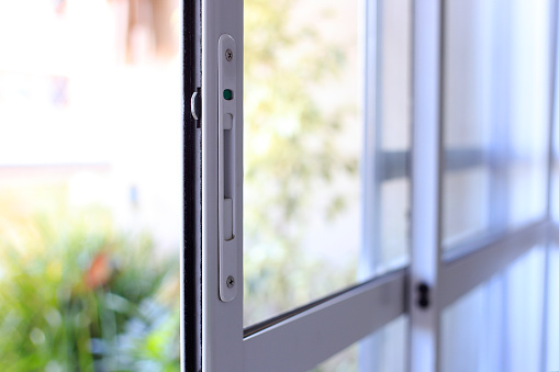Puerta corredera de aluminio y vidrio de color blanco. photo