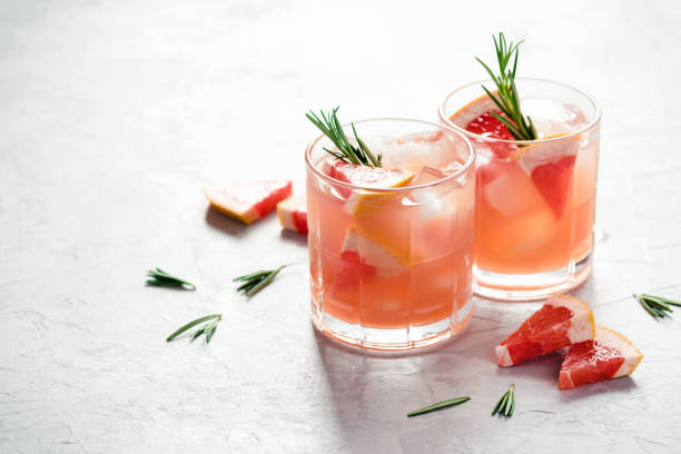 erfrischender grapefruit-cocktail mit eis und rosmarin. - glass ice tonic water frozen stock-fotos und bilder