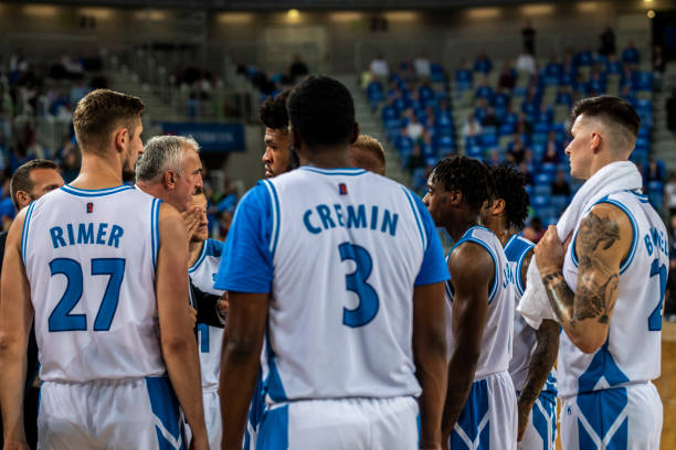 istock Coach giving instructions to basketball team 1253521576