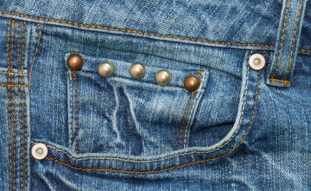 tasca in jeans con rivetti - brass buttons foto e immagini stock