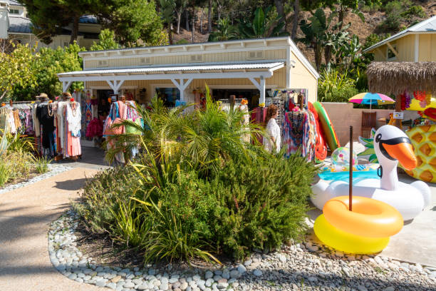 pequeña tienda turística en descanso beach club, isla santa catalina. e.e.u.u - outdoors store beach bench fotografías e imágenes de stock