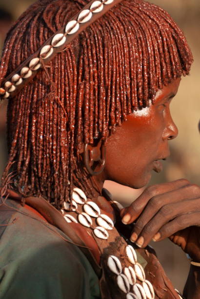 hamer woman takes part at village festival in dimeka, ethiopia. - hamer woman imagens e fotografias de stock