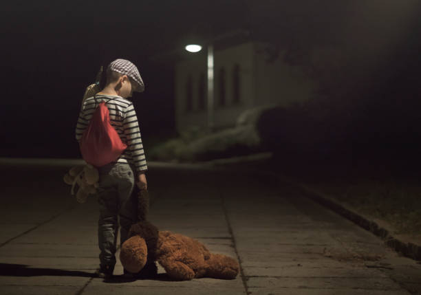 criança fugitiva com bagagem de saco e ursinho de pelúcia - sadness child little boys loneliness - fotografias e filmes do acervo