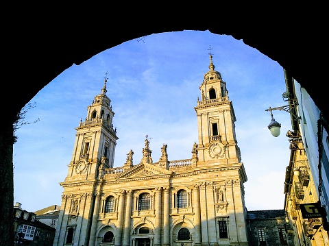 Puerta de arco de pared romana y fachada de catedral, paisaje urbano en la ciudad de Lugo, Galicia, España photo