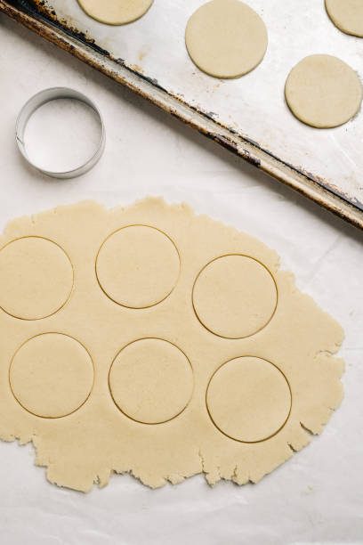 cortar galletas con un cortador de galletas - cortador de masa fotografías e imágenes de stock