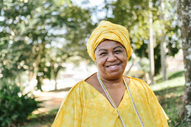 retrato de uma mulher brasileira de candomblé - religious heritage - fotografias e filmes do acervo