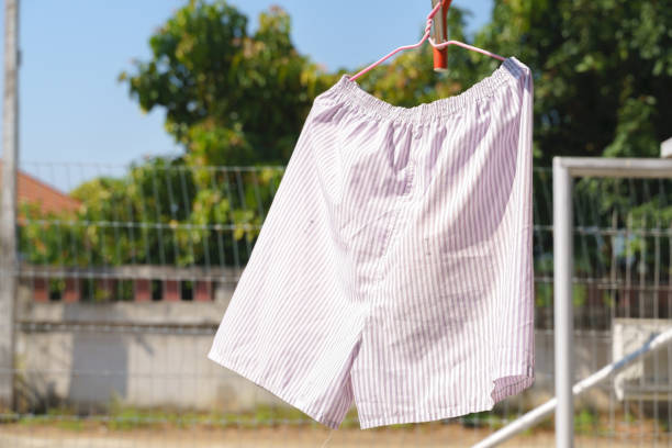 séchage du pantalon de sous-vêtements de blanchisserie - enuresis photos et images de collection